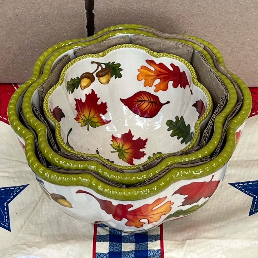 Temptations by Tara Seasonal nesting bowl set of 3 Leaf and Acorn fall pattern